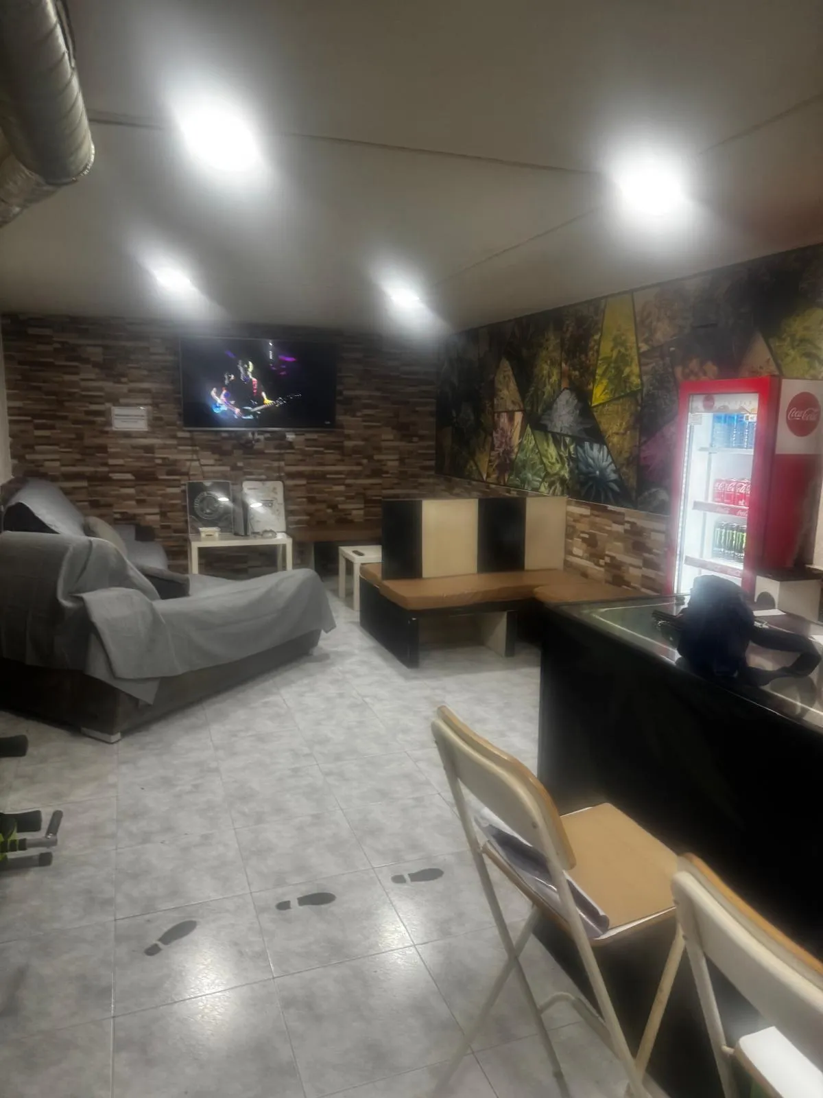 Lounge con barra, TV y refrescos del club cannabico Las 3 JJJ