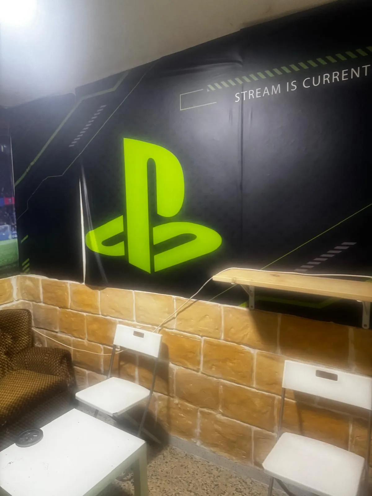 Zona gaming con PlayStation y futbol en directo en el club privado